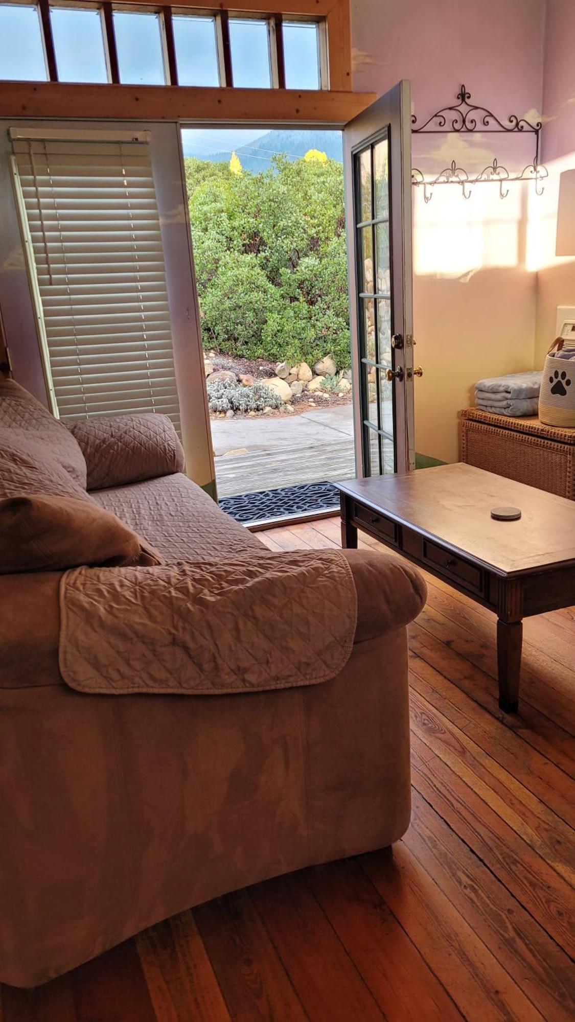 Angel Cottage With A Sauna Or The Cozy With A Jacuzzi Tub, Both Are Studios With A View Of Mount Shasta Rum bild